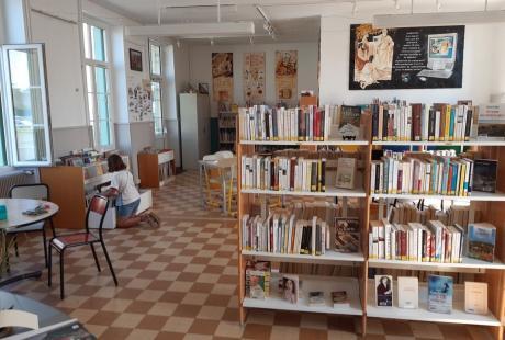 Vue intérieure de la bibliothèque de Montipouret