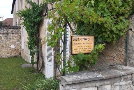 Vue extérieure de la bibliothèque de Neuvy-Saint-Sépulchre