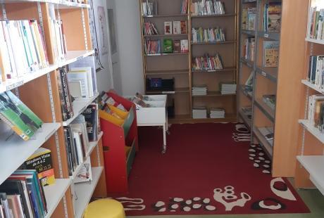 Vue intérieure de la bibliothèque de Pouligny-Notre-Dame