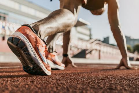 Coureur sur une piste d'athlétisme