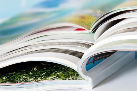 Magazines ouverts et superposés