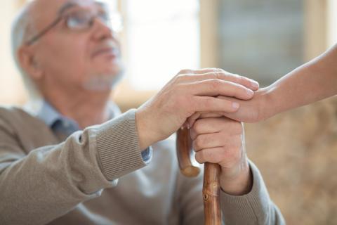 Homme âgé avec une canne