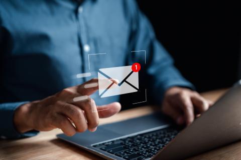 Ecran d'ordinateur avec enveloppe Email