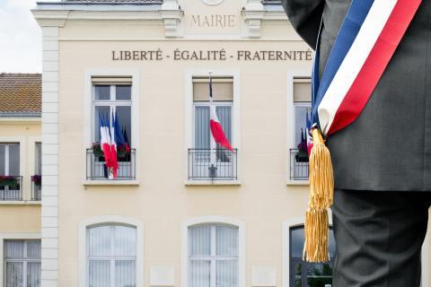 image d'illustration élu devant une mairie
