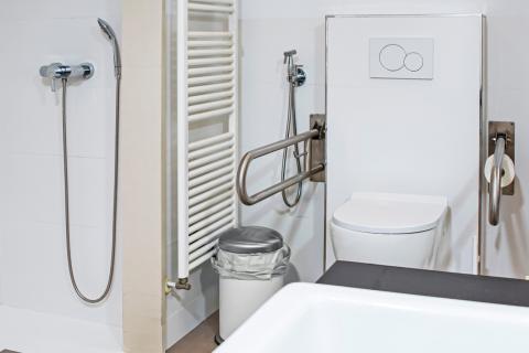 Salle de bains aménagée pour personnes à mobilité réduite