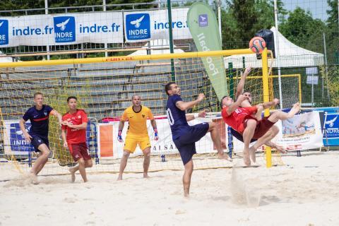 Joueurs de beach soccer à la Plaine Départementale des Sports