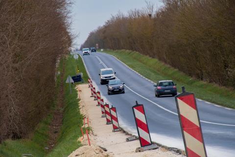 Voitures qui circulent sur un axe routier en travaux